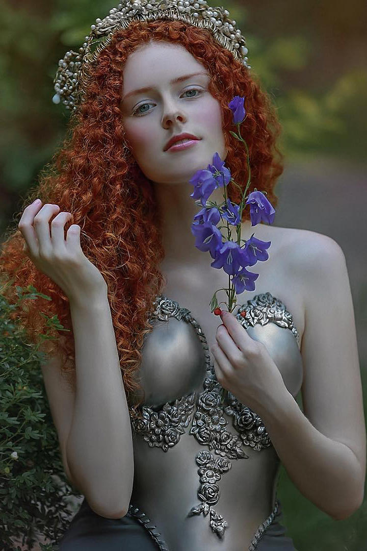 拿着花草的美女国外艺术人像摄影图片