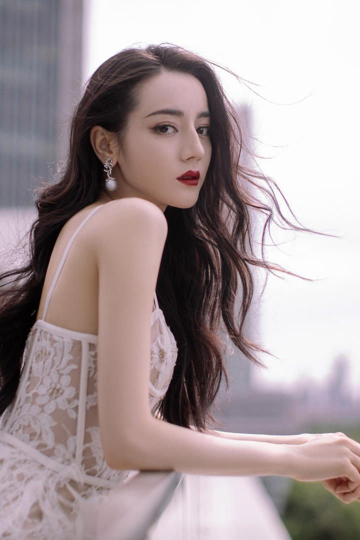 迪丽热巴雪白香肩迷人妩媚高清女明星写真图片大全