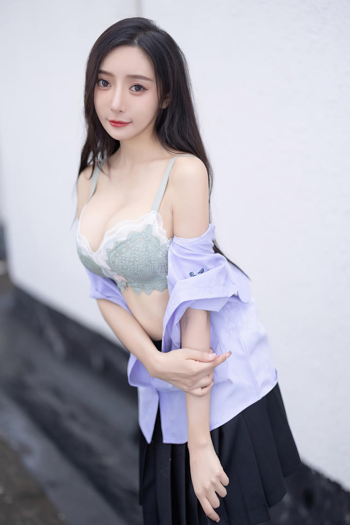 脱掉上衣的秀人美媛馆国模私拍福利图片