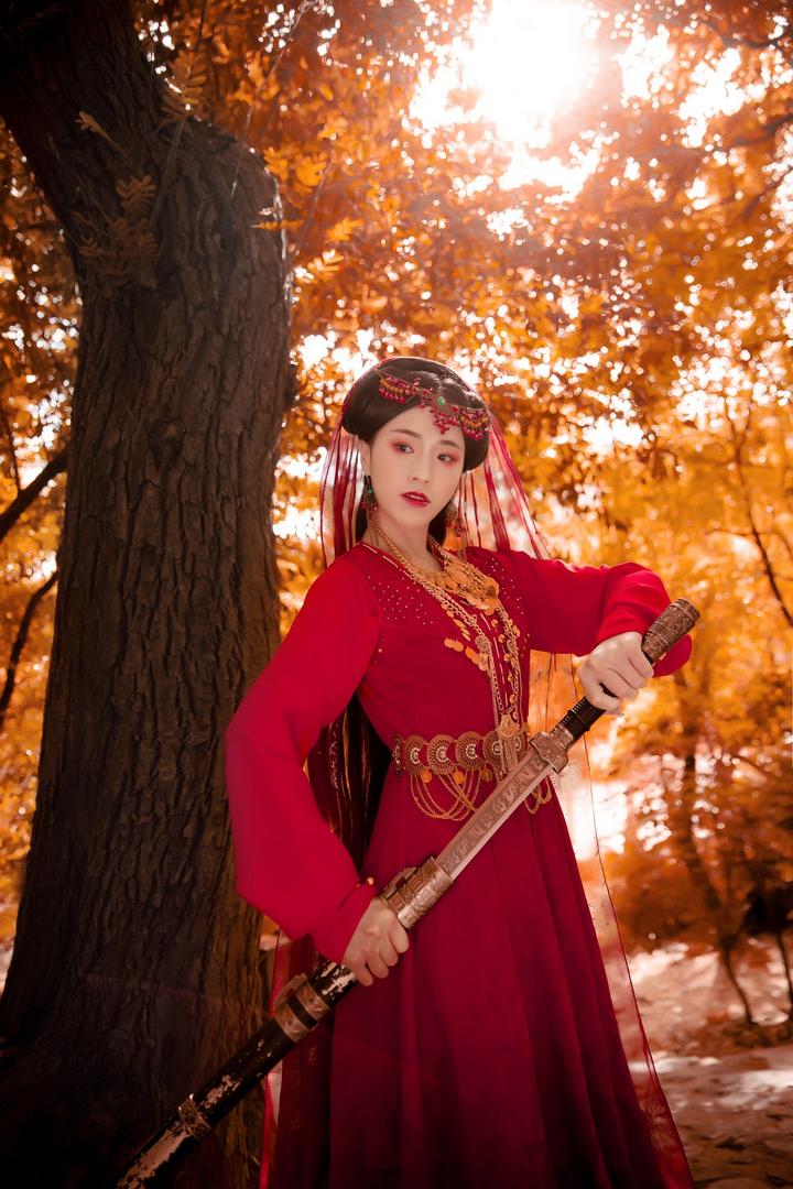 靠在树边的唯美古装美女图片艺术写真图片