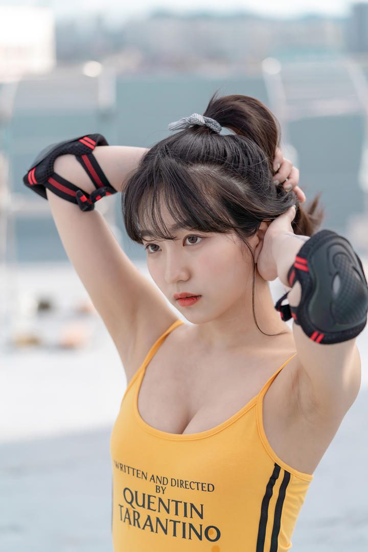 长相甜美的清纯美女主播户外运动写真高清壁纸图片大全