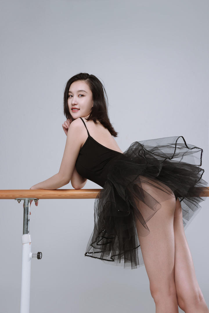 趴在单杆上的翘臀瑜伽美女教练高清艺术照