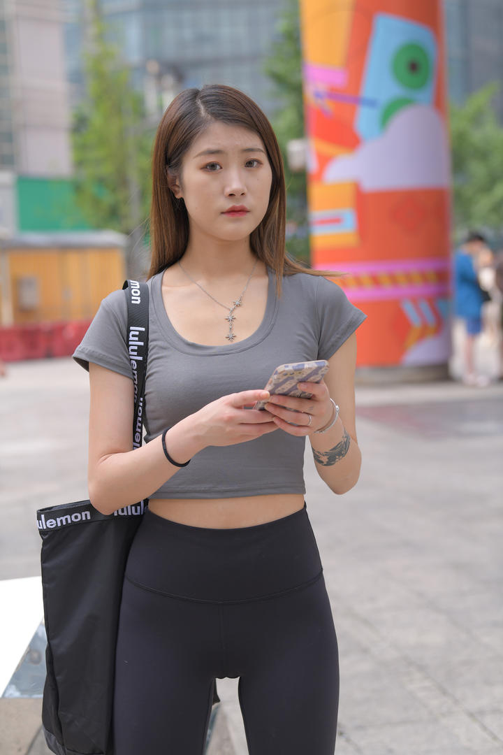 街拍成熟紧身裤美女高清图片