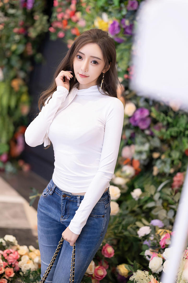 国产漂亮时尚的推女郎王馨瑶最新牛仔裤美女写真图片