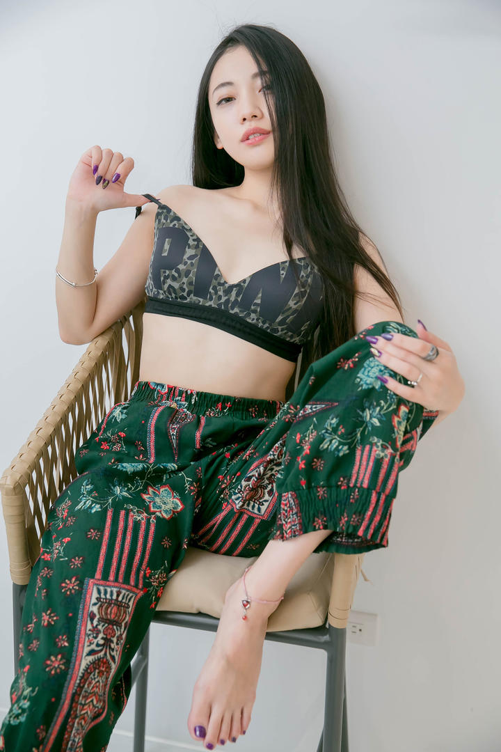 国模吧高清漂亮女神西西人体艺术写真图片