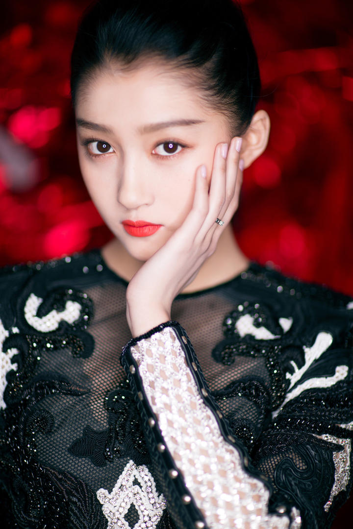 时尚漂亮的中国美女明星关晓彤写真图片