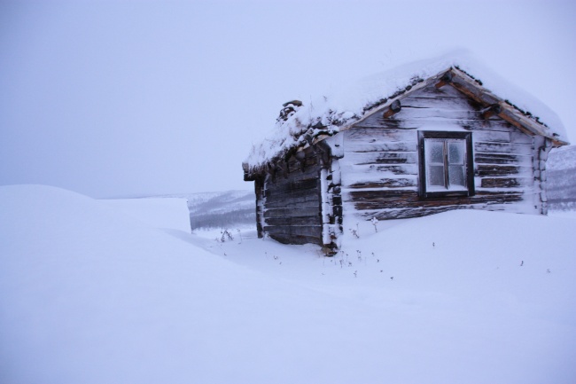 寒冬雪地木屋图片