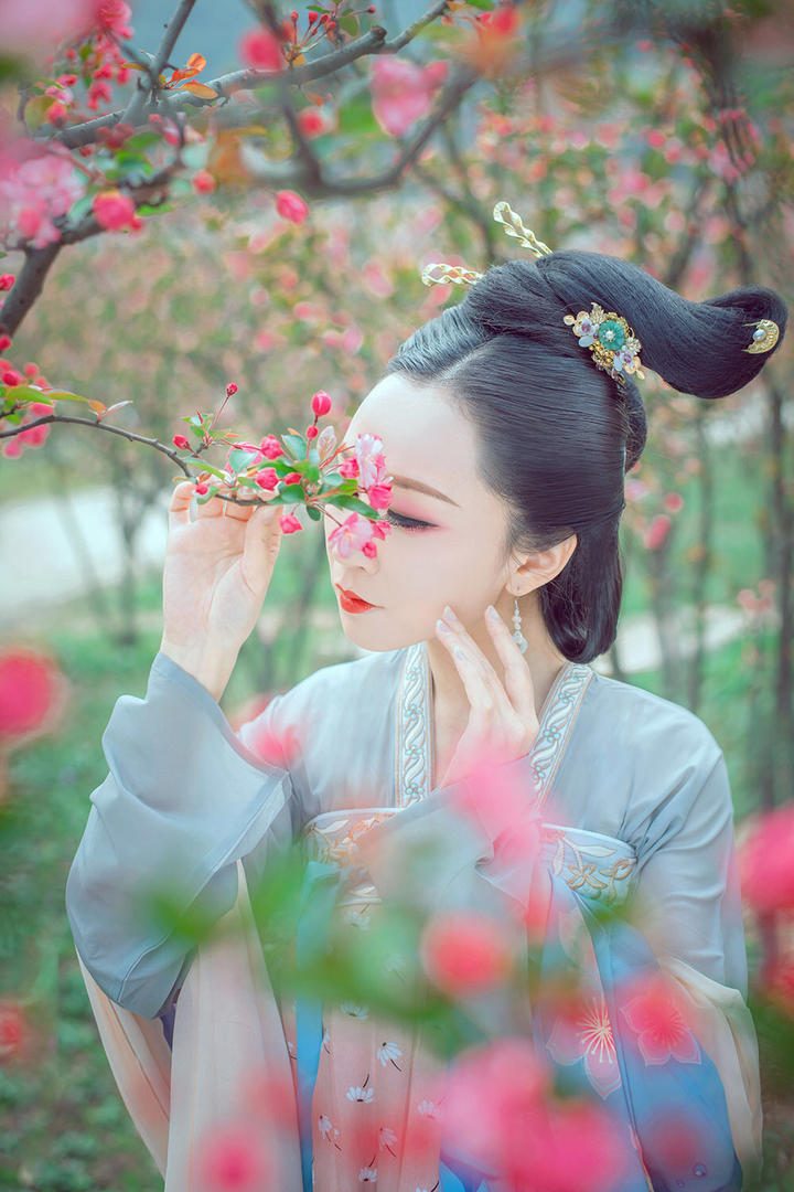 赏花的高清唯美古装美女艺术摄影图片