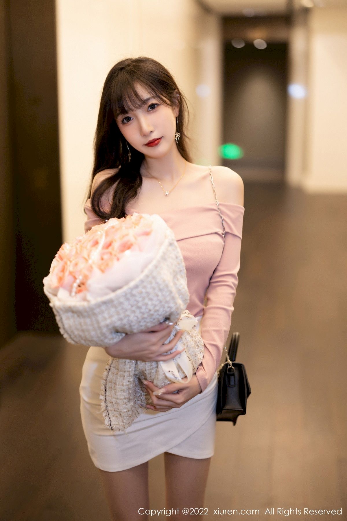 秀人网美女模特林星阑浅紫色上衣搭配白色短裙性感写真