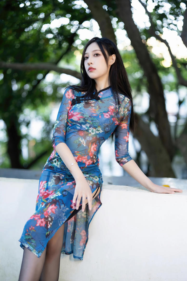 气质旗袍美女青草社区户外写真图片