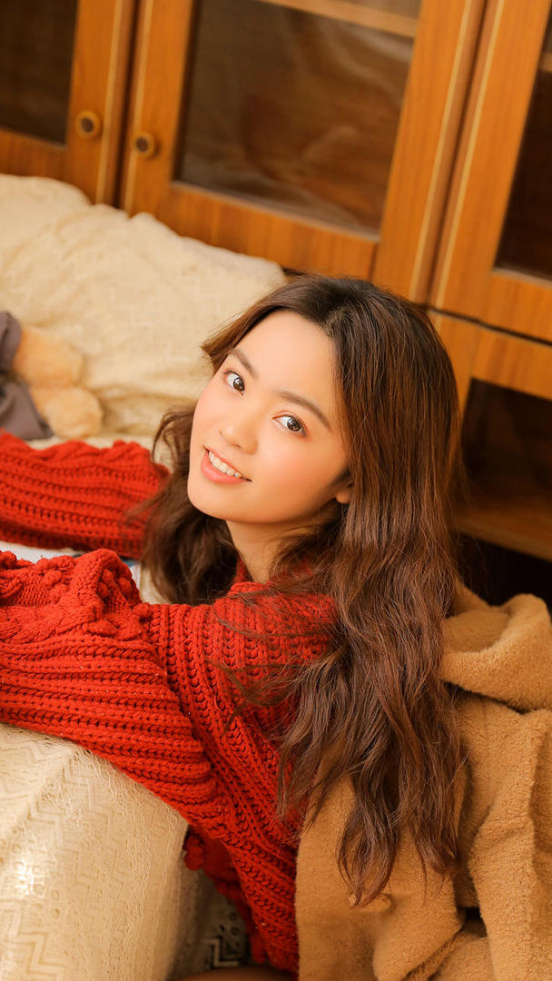 穿着红色毛衣的可爱女生头像图片
