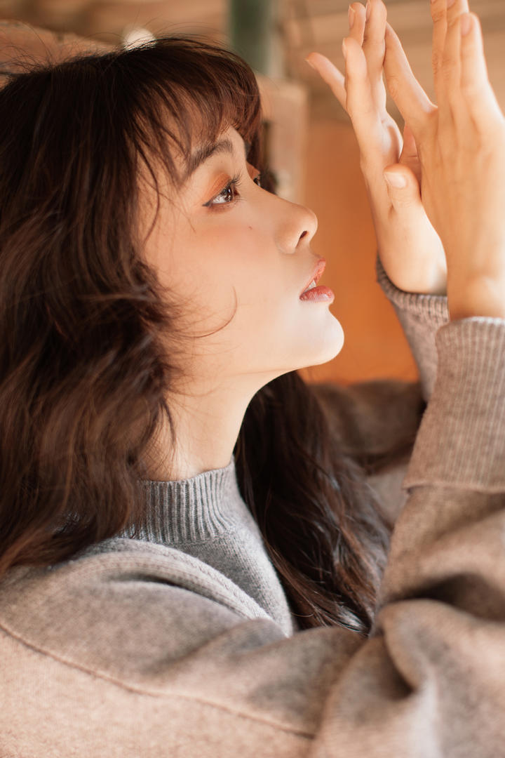 抬起双手的清纯女生头像黄子卿图片