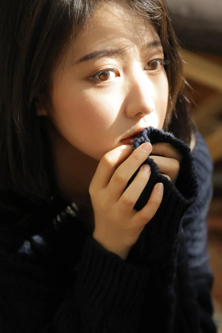 超清室内漂亮清纯美女写真图片