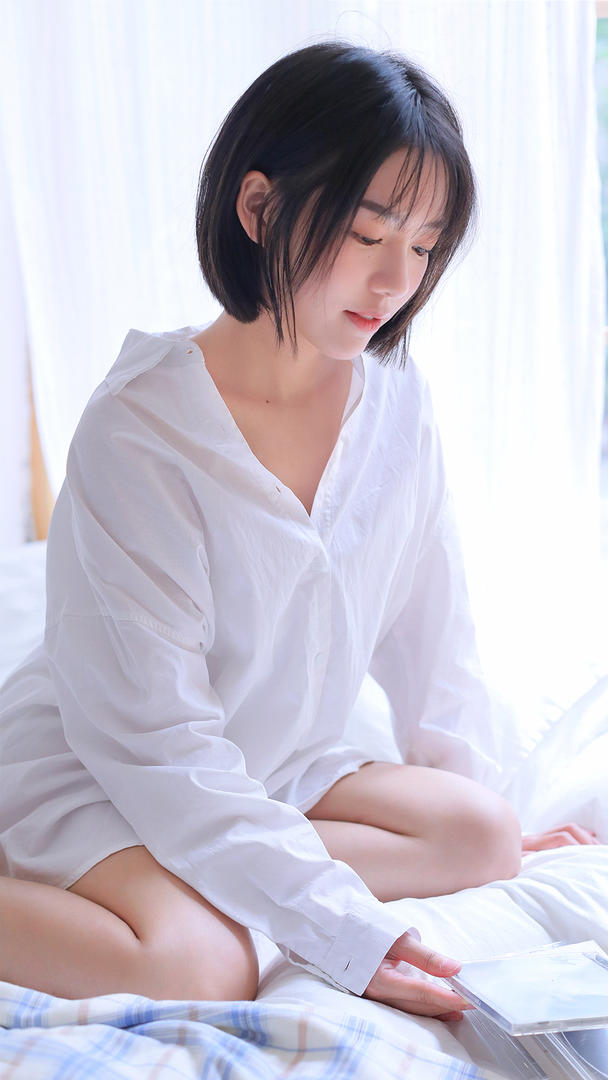 穿着白色衬衣的清纯美女写真图片