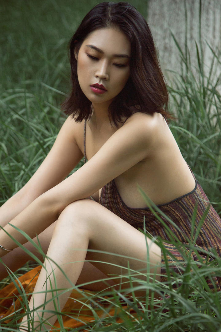 坐在草地上的高清大胸美女图片