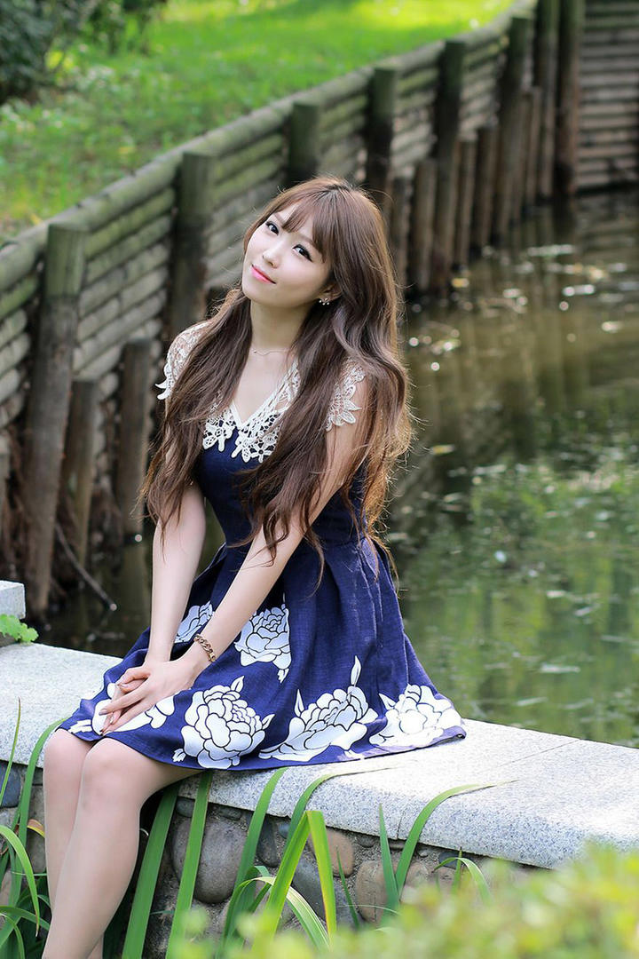 穿着长裙的韩国美女明星李恩慧户外写真
