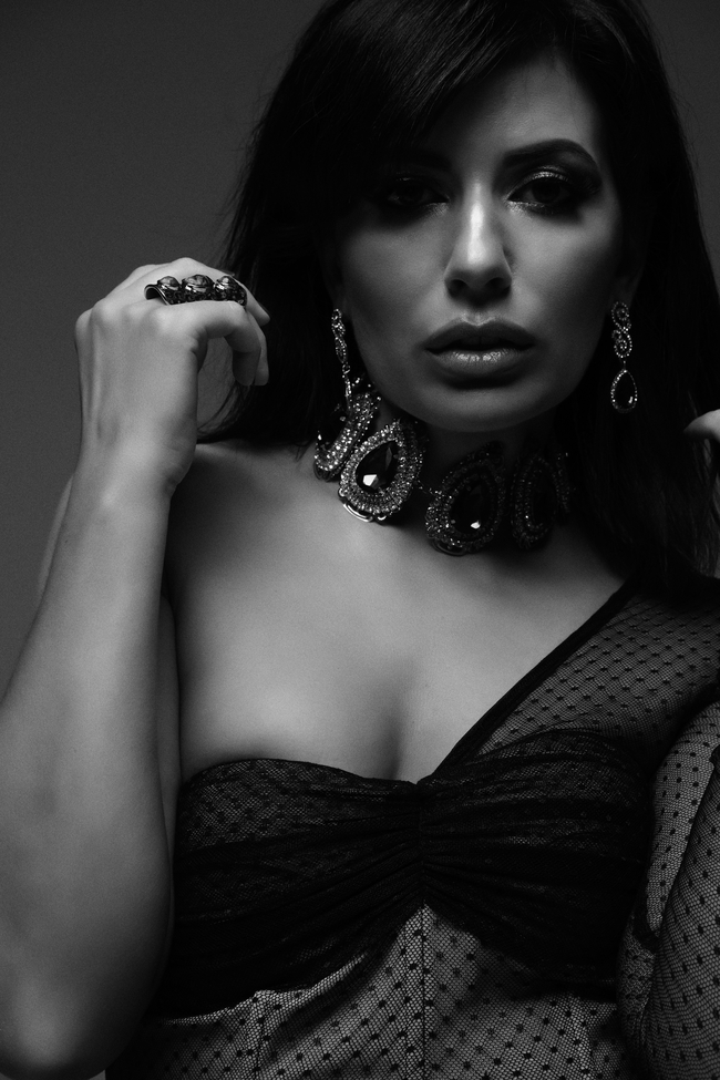 欧美极致性感黑白风美女写真人体图片