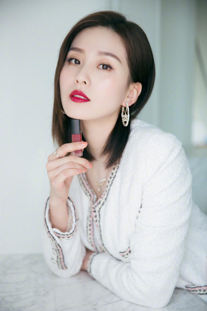 拿着口红的中国气质美女明星刘诗诗图片