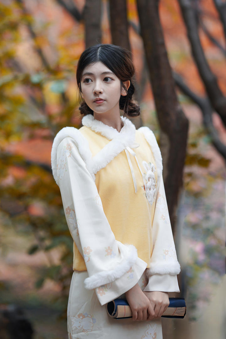 大眼睛可爱单纯女生古典艺术照图片