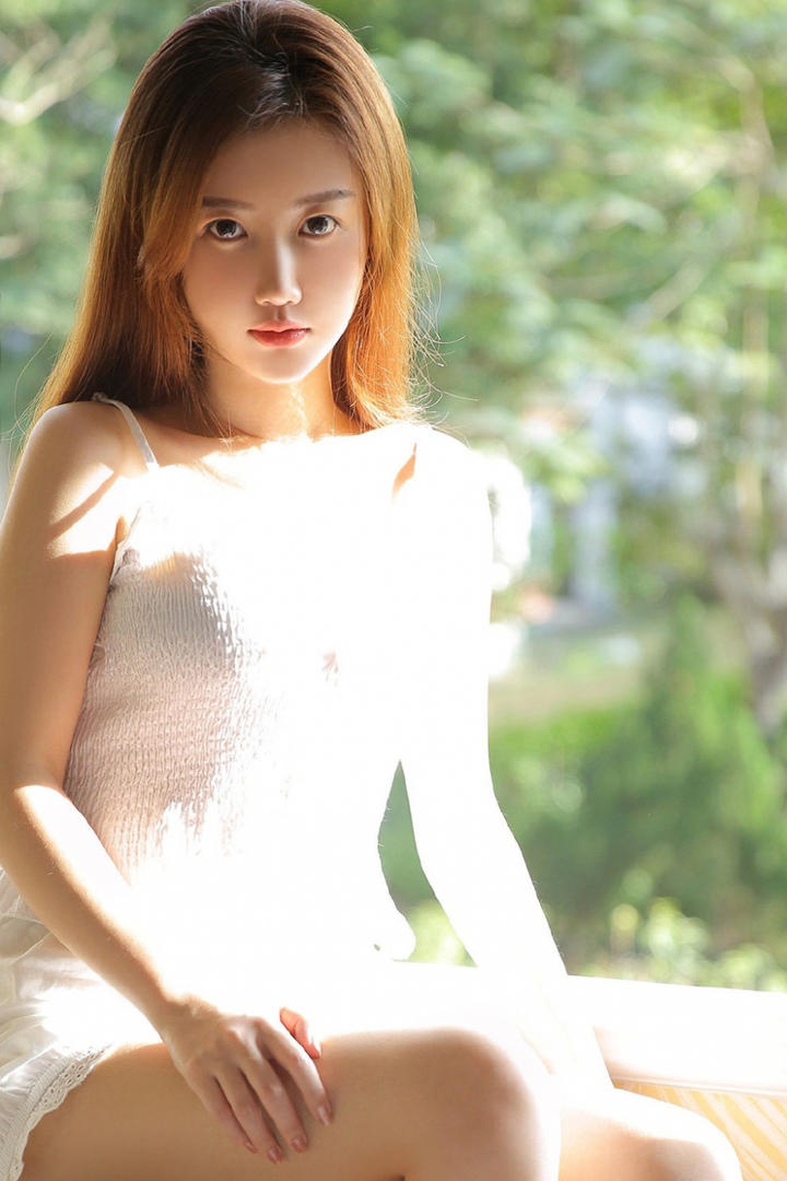 晒太阳的清纯养眼小姐姐4K美女壁纸图片