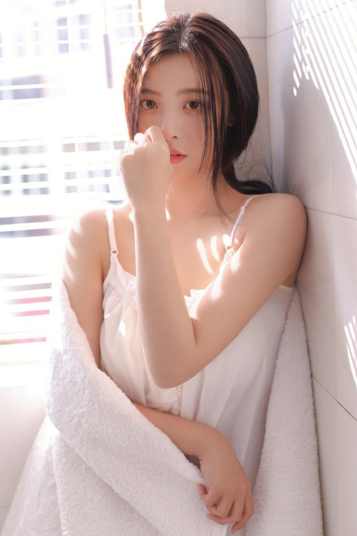 裹着浴巾的高清唯美清纯美女图片