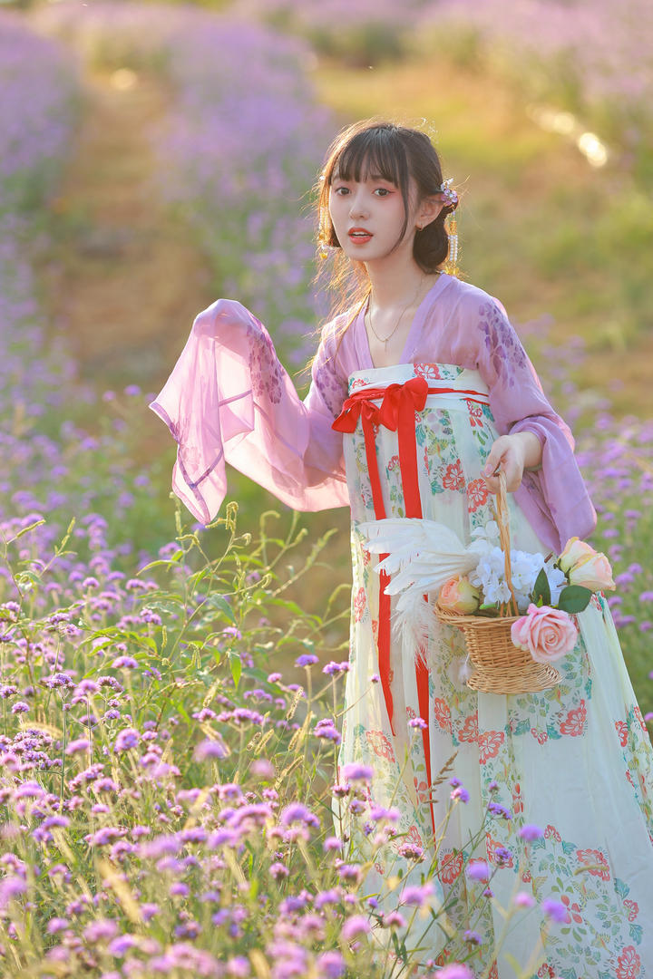 薰衣草花丛中的唯美古风漂亮小姐姐个人艺术写真图片