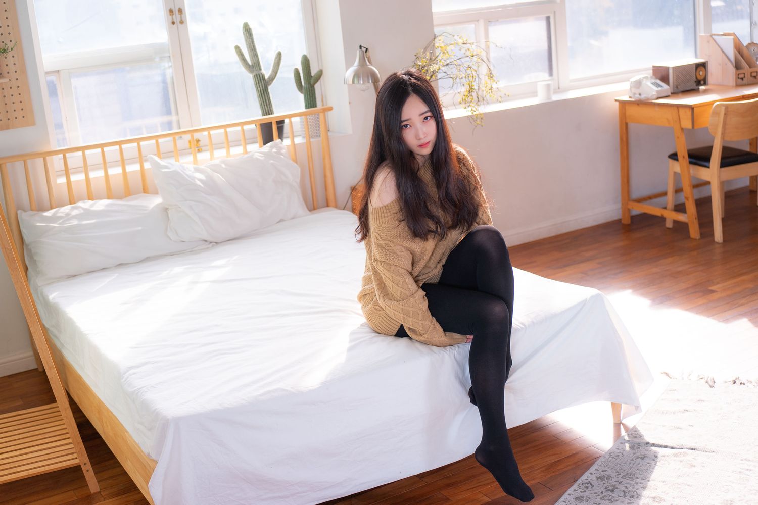 CreamSoda美女模特Bambi黑丝美腿居家女友系列写真