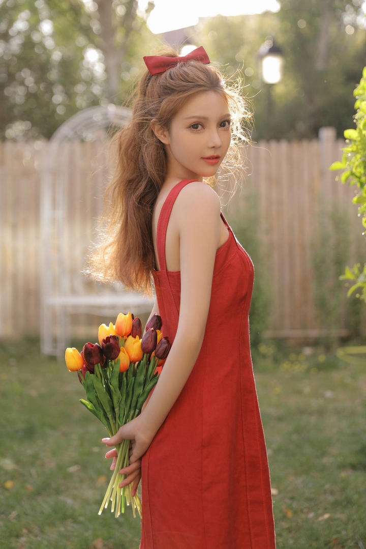 穿着红色裙子的清纯极品美女户外写真图片