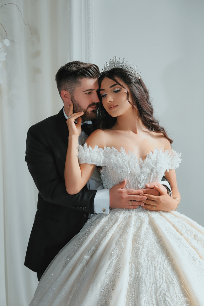 欧美浪漫后背抱室内婚纱写真图片