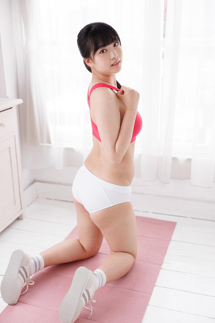 跪在地上做瑜伽的日本AV女优小花真彩美女116写真图片