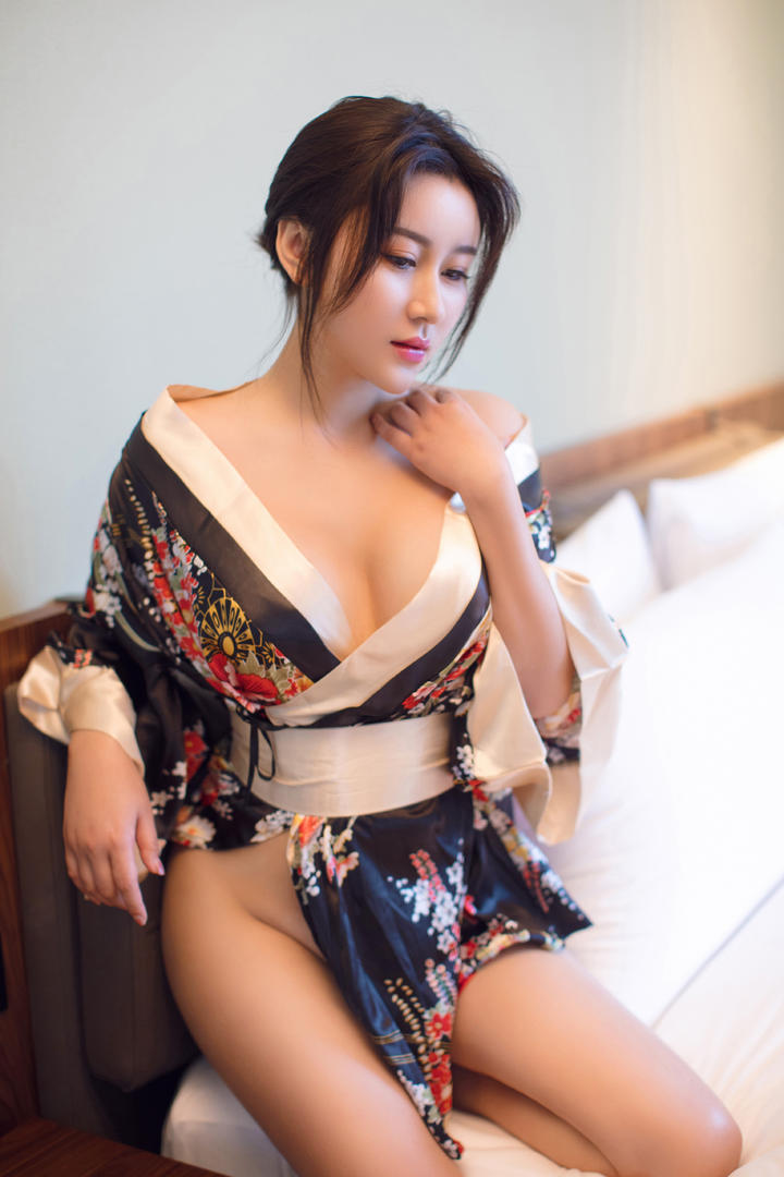 跪在床边的性感和服美女图片