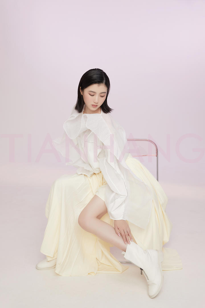 国内清纯美女模特白皙美腿写真图片