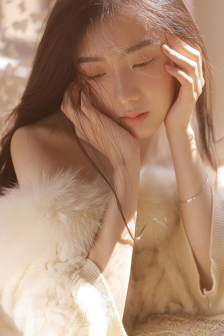 白皙香肩清纯美女写真图片