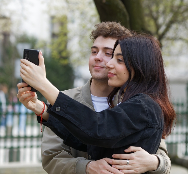 街头拥抱自拍的情侣图片