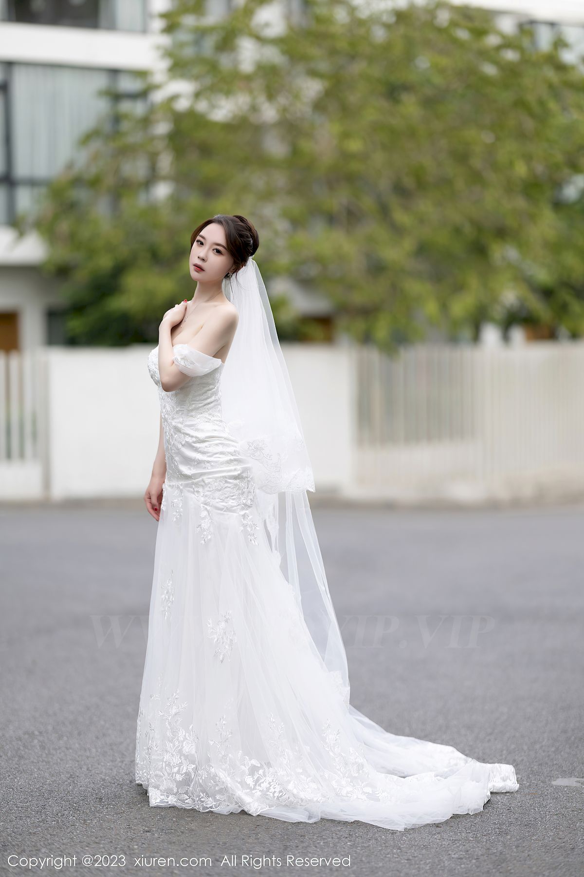 秀人网美女模特梦心玥白色婚纱服饰曼妙身姿安吉旅拍