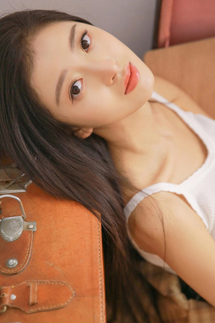 靠在皮箱上的清纯养眼美女写真集
