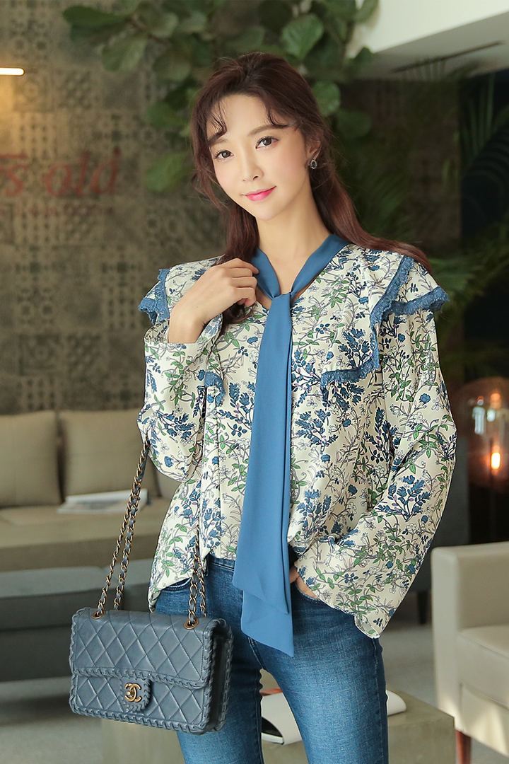 挎着包包的韩国美女明星朴秀妍图片