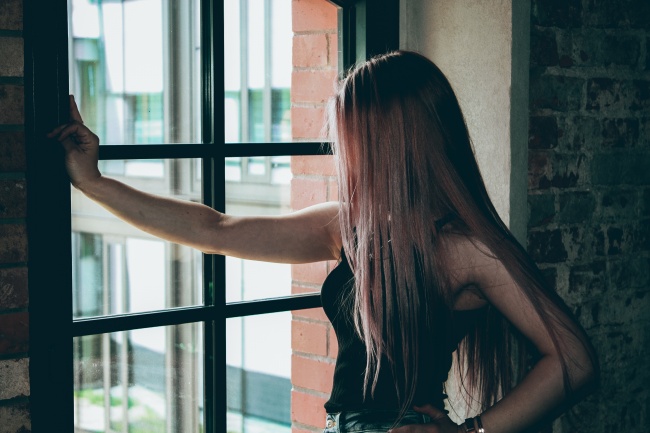 美女窗台看风景图片