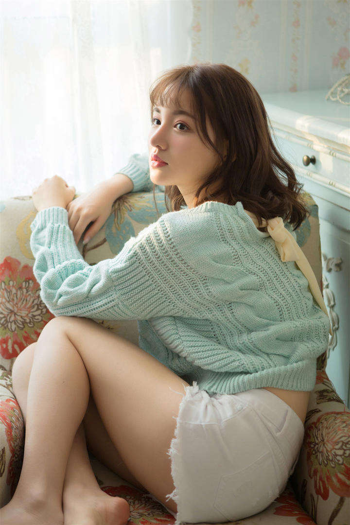 清纯女孩穿超短裤美女私密生活照写真图片