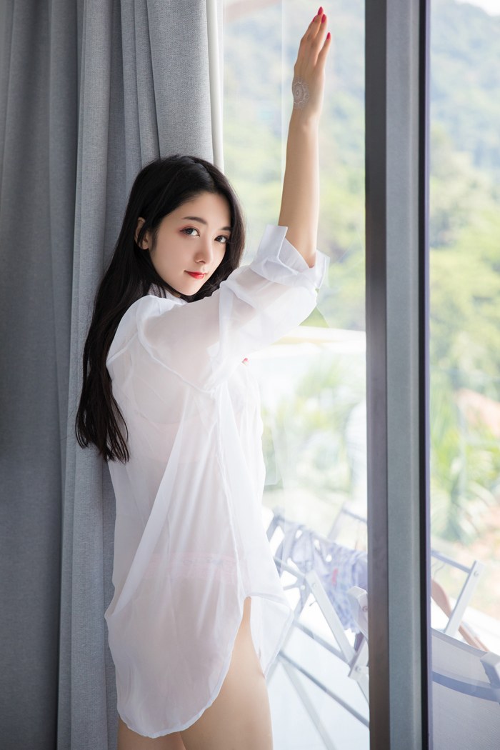 冷艳美女王小热美胸翘臀修长丝袜美腿诱人写真套图