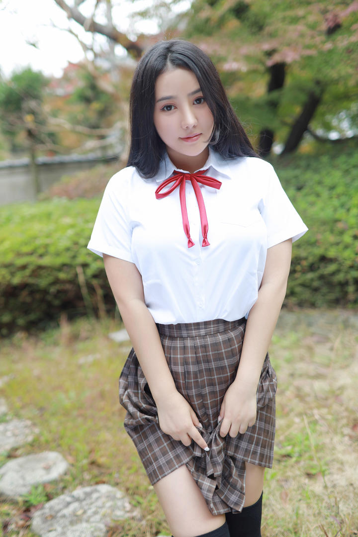 超清户外漂亮性感的清纯校服美女图片