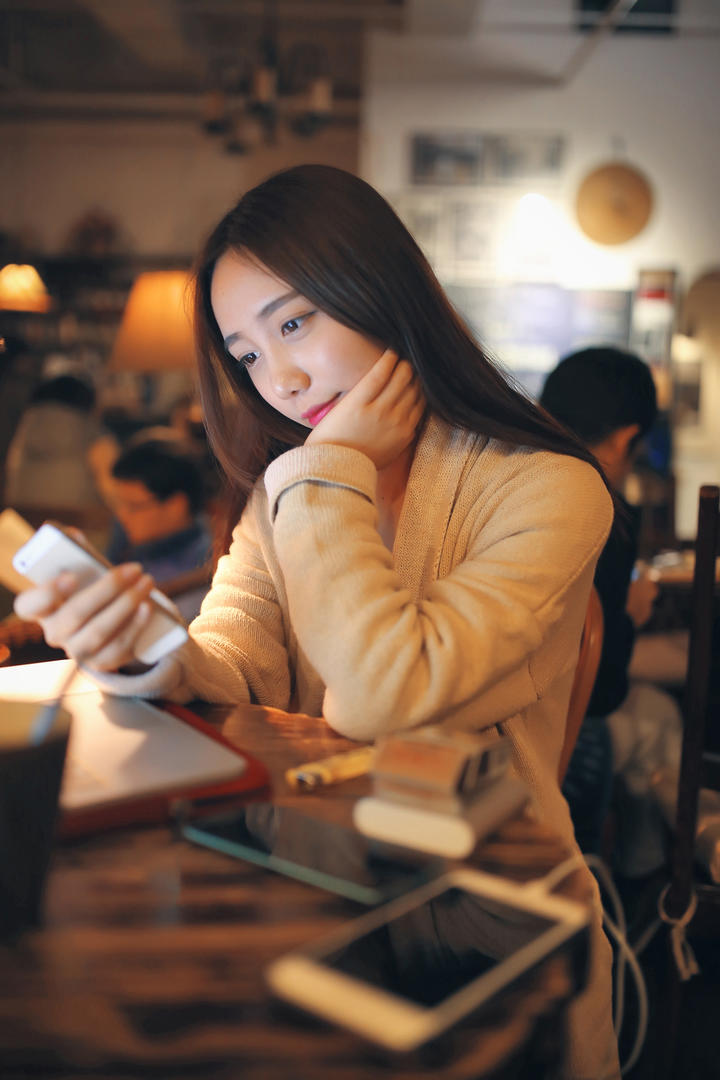 和长发披肩的漂亮女友约会自拍图片