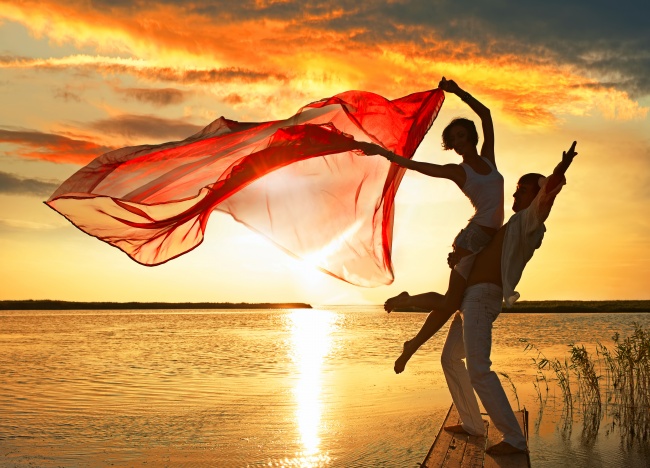 黄昏海边情侣风景图片