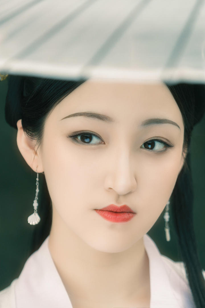 明眸红唇的唯美古装美女特写图片