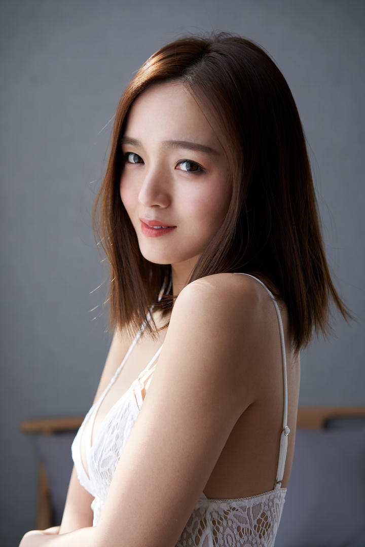 高清性感吊带美女侧脸写真