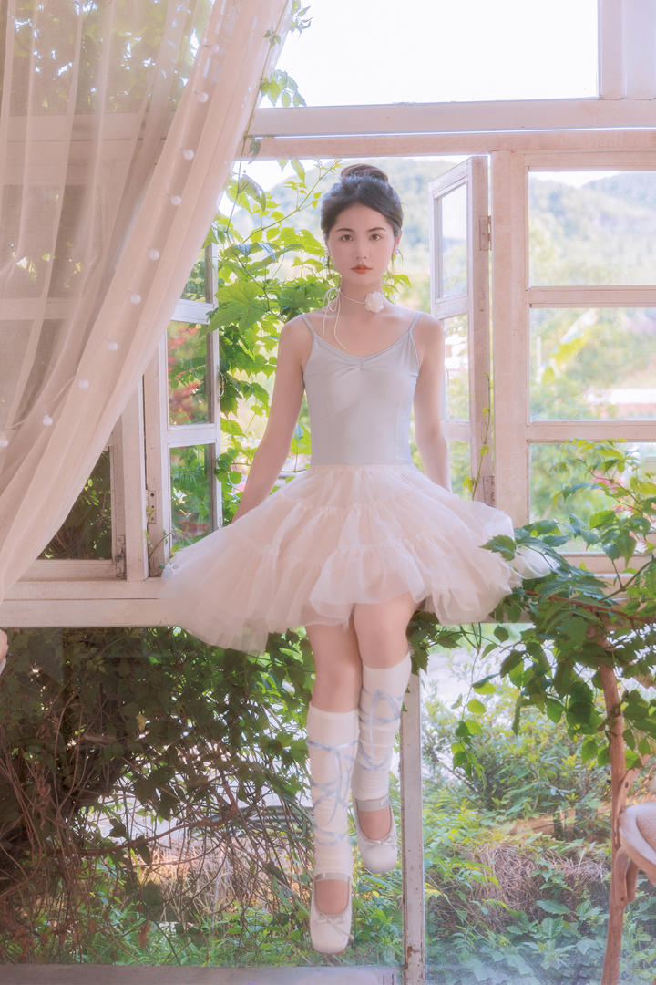 坐在窗户上的芭蕾舞美女高清壁纸图片大全