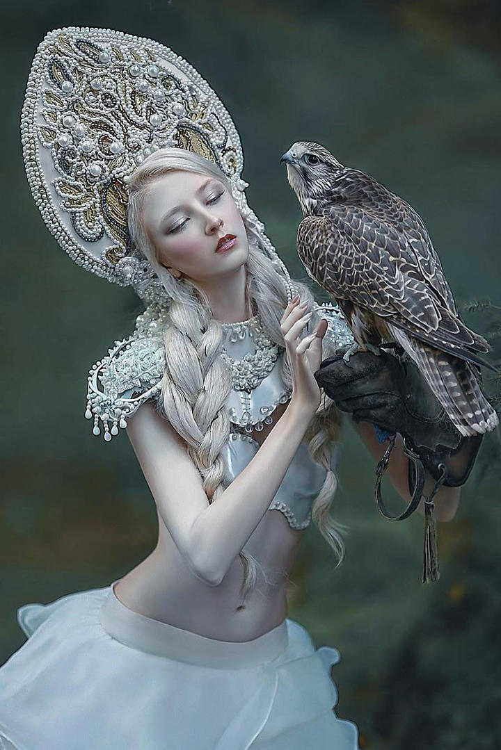 手上站着猫头鹰的模特国外高清艺术人像图片