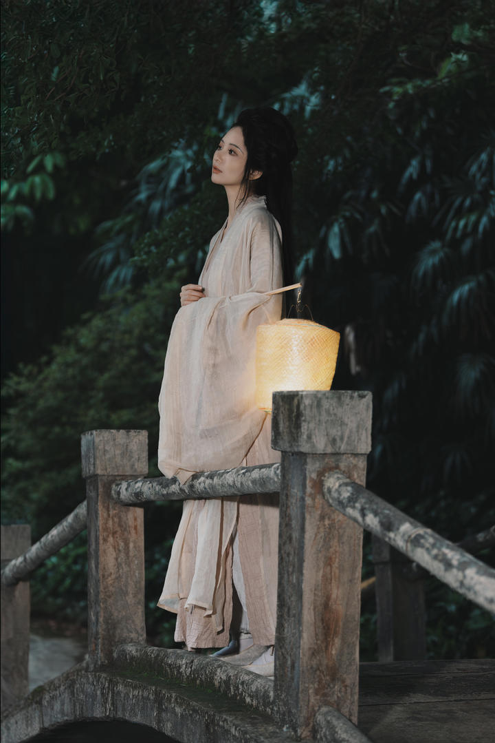 站在桥上的清纯唯美古风美女个人艺术写真图片