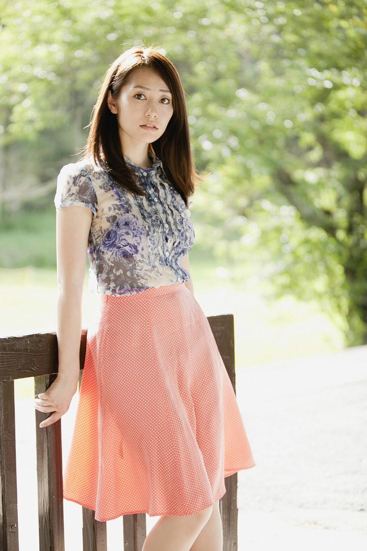 靠在栏杆上的日本气质美女户外摄影图片