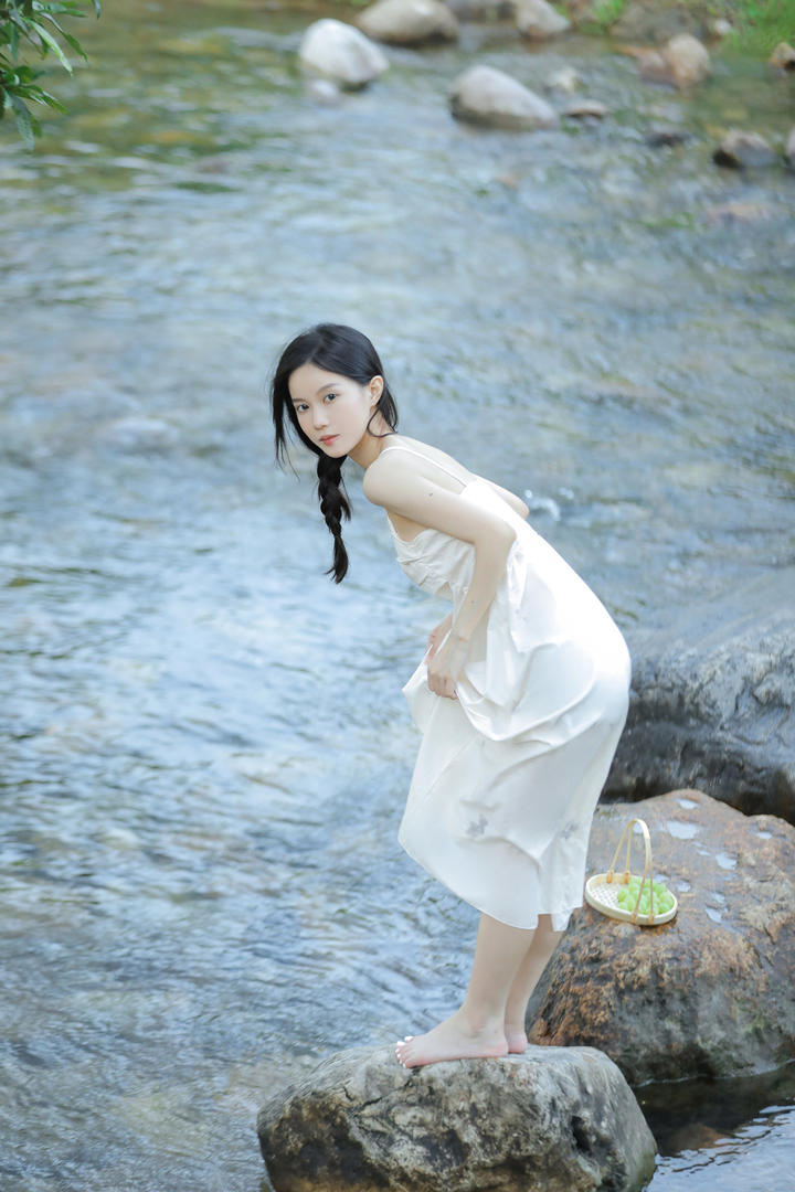 溯溪的白裙清纯女生野外人体艺术摄影图片